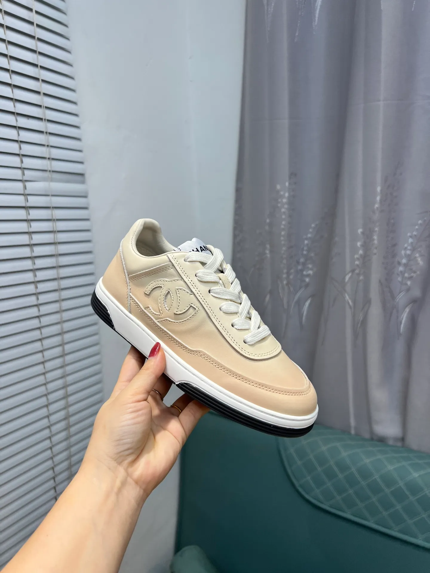 Men's men's shoes 💰660 Exclusive real shot (top version) CHANEL Chanel 2025ss color matching thick-soled casual sports shoes and sneakers. The counter is synchronized. The counter is very popular. A shoe that is very difficult to buy. The most popular thick-soled panda shoes on the Internet. It can be imagined that Xiaoxiang control can't miss it. It has both good looks and comfort. Simple and versatile white shoes. The thick sole increases the height and is super versatile. Close your eyes and wear it. Whoever wears it will look better. Upper: calfskin Lining: imported sheepskin lining Outsole: TPU original outsole Size: 35-44 (customized for women 41 and 40, and 45 for men)